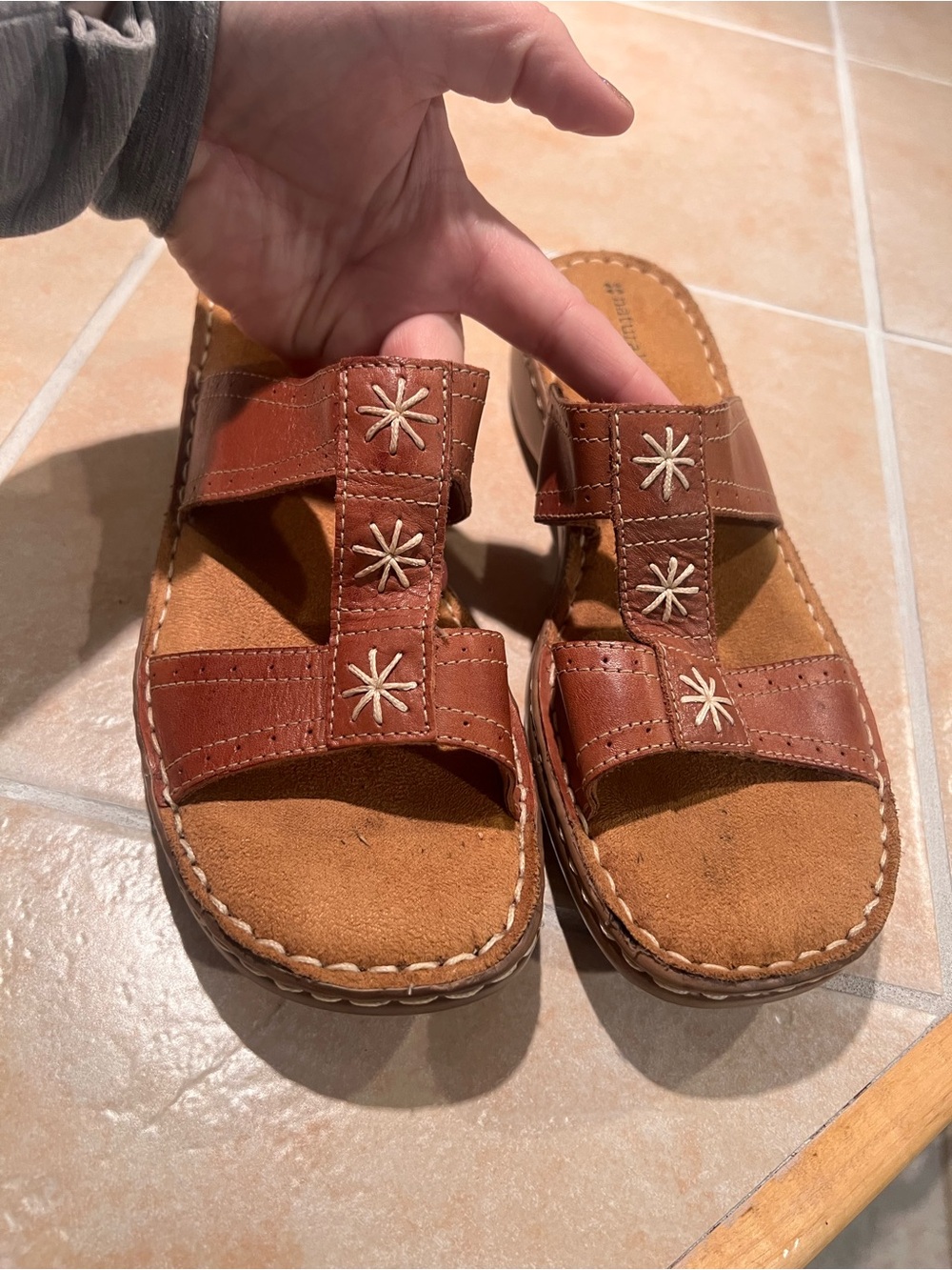 Naturalizer women's 9.5 Brown Leather Slide Sandals with Star Stitch Detail